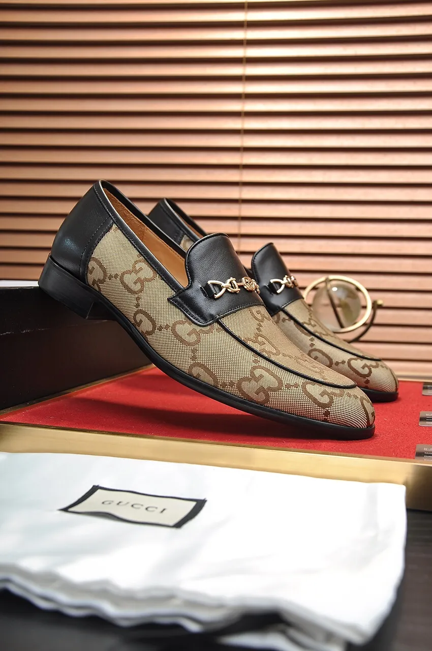 Men's shoes💰500💶Italy's top luxury men's shoe giant (GUCCI) (Gucci) (full cowhide lining) new arrival🍃Original European style🔰 Pleasant to the eye😍In order to make the shoes more durable and non-deformable🌀The production continues to follow traditional methods but there is still no lack of innovation💪Choose original sheepskin for the leather♻️ Smooth and natural And extra bright ⭐Made of imported cowhide, the first choice of rich people 38-45 (45 customized)